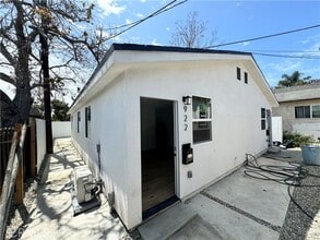 Building Photo - 922 E Lanzit Ave