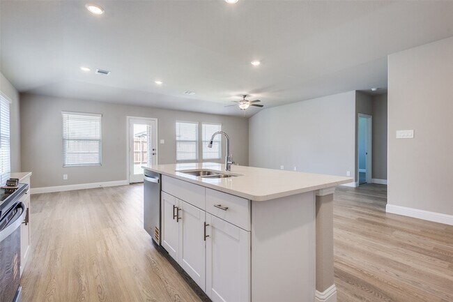 Building Photo - 800 Easthill Dr