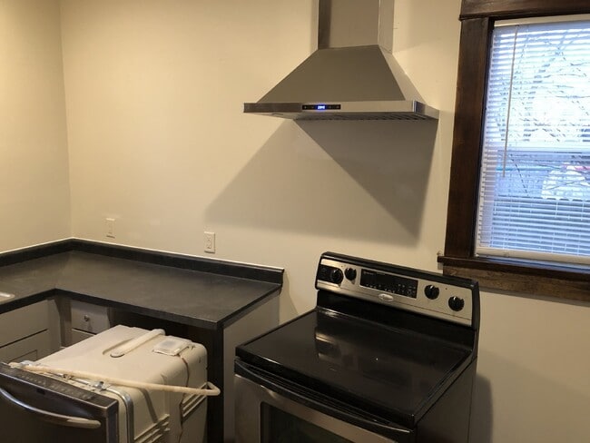 Building Photo - Huge 5 Bed 2 Bath home near UWEC with big ...