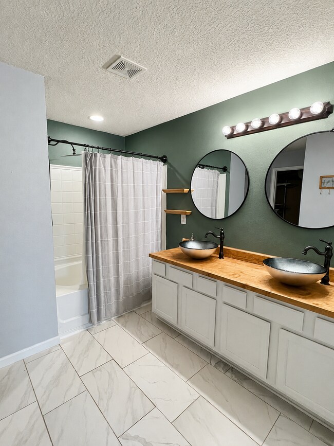 Building Photo - 204 Hayworth Ct