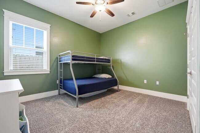 Building Photo - Stunning 4 Bedroom Home with Solar Energy & Private Pool!