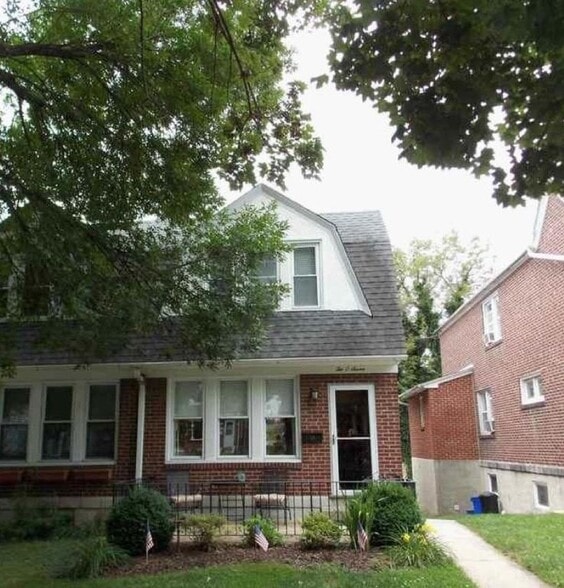 Building Photo - 207 E. 11th Ave