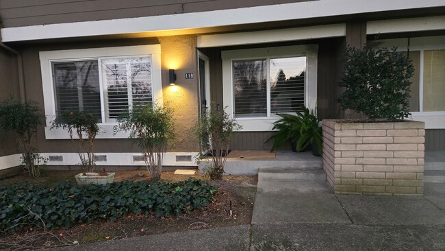 Building Photo - Gorgeous Updated 3 Bedroom, 2.5 bath townh...