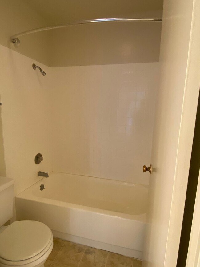 Building Photo - One Bedroom Condo Available in Watergate Community/Emeryville!