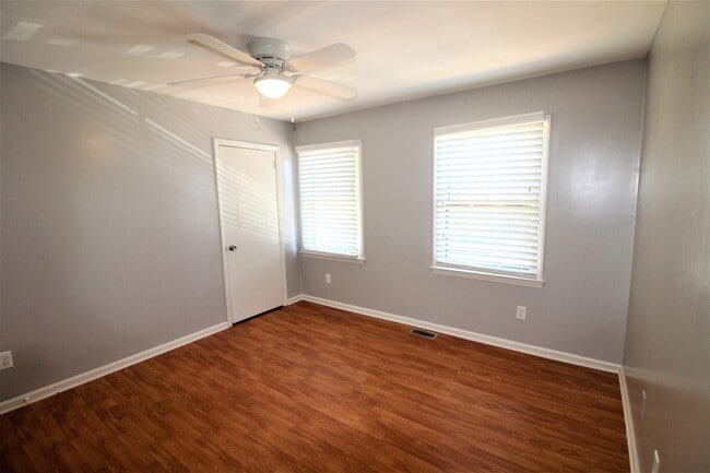 Building Photo - (MOVE-IN SPECIAL!) Renovated 2 Bedroom Tow...
