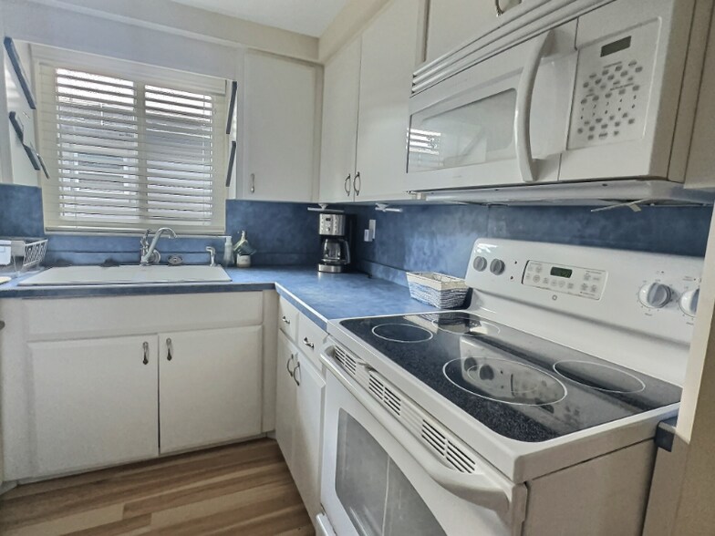 Building Photo - 4514 S Lockwood Ridge Rd