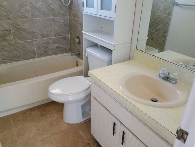 Building Photo - 2 bed 2 bath house for rent