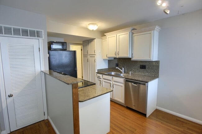 Building Photo - Stunning Condo Unit In Prime Location!