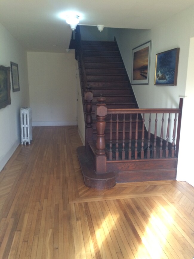 Center Staircase -IE to right - 390 Oak Tree Rd