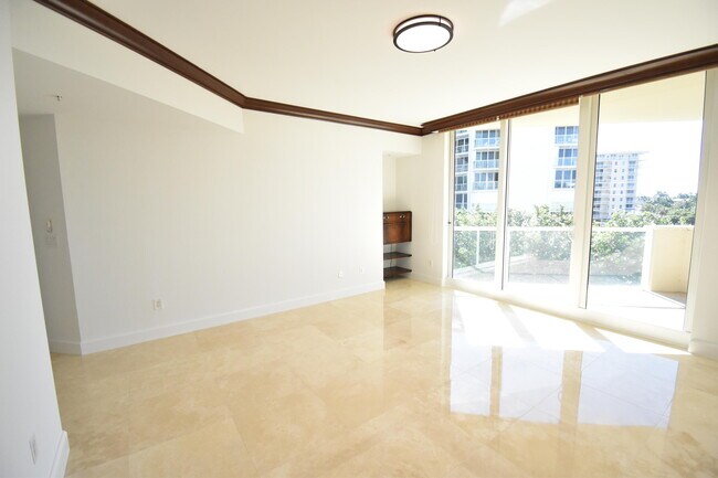 Building Photo - 1063 Hillsboro Mile