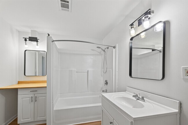 Building Photo - 105 Clear Lake Rd