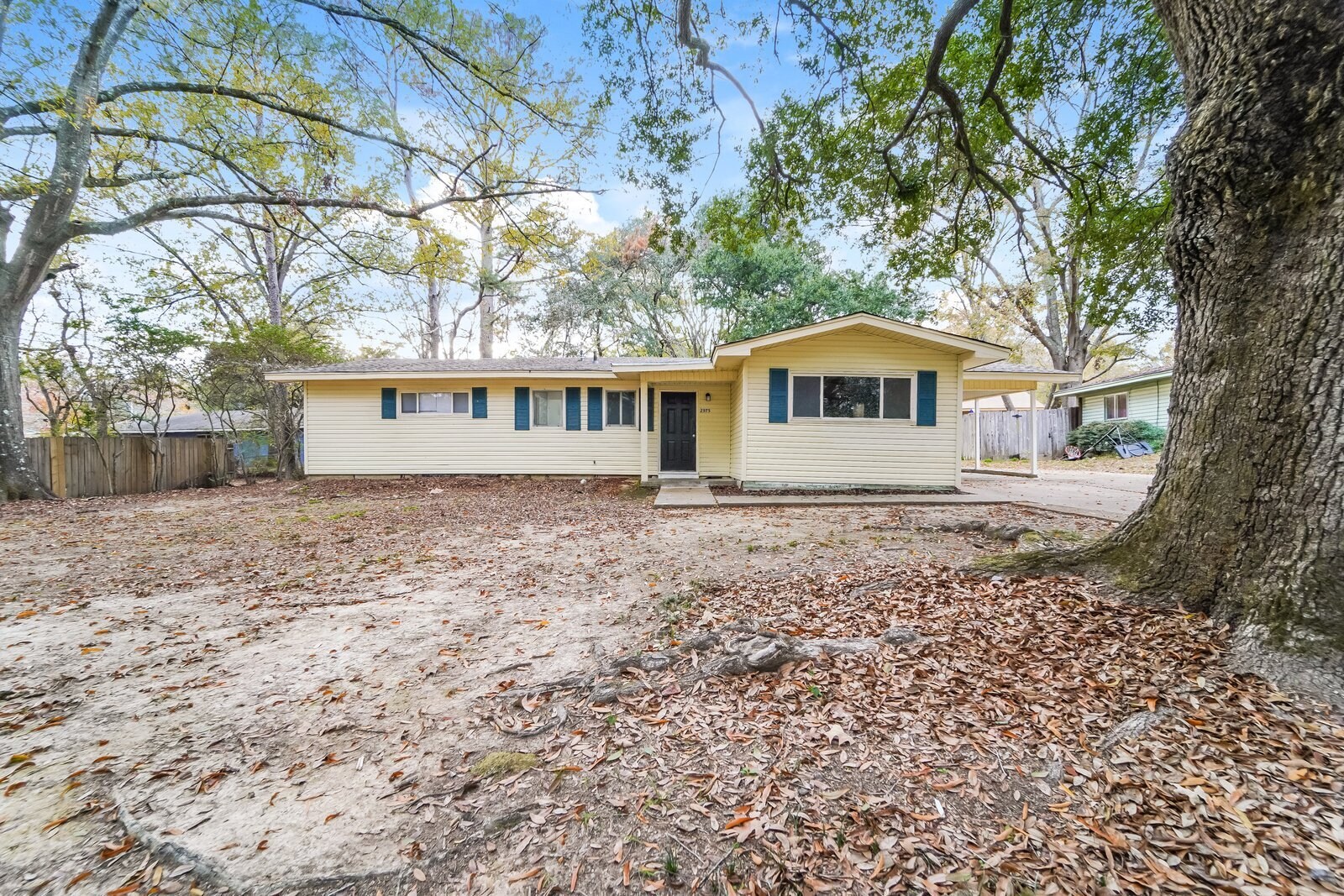 Building Photo - 2975 Lakewood Dr