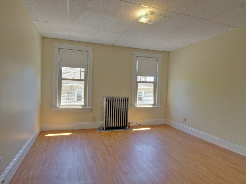 Building Photo - 324 Valley St