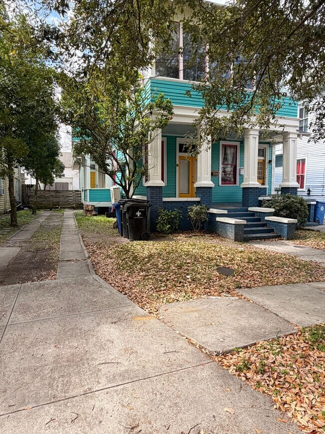 Building Photo - 2BD/1BA unit w/ big front porch, off street parking, and w/d!