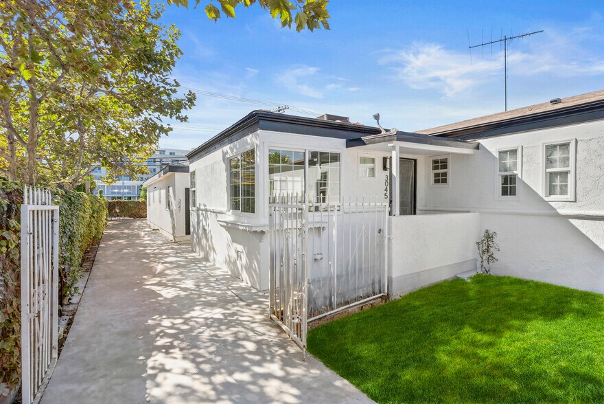 Primary Photo - 3043 S Bronson Ave