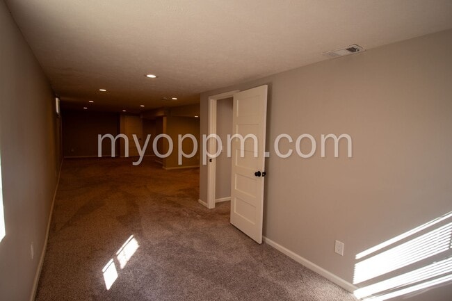 Building Photo - Spacious 4 Bed 2 Bath Home!