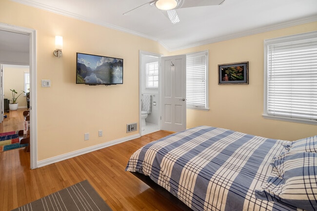 Building Photo - 458 S Bedford Dr