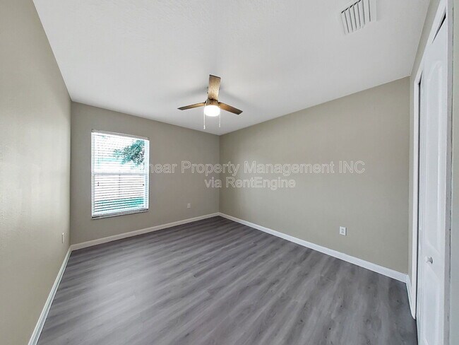 Building Photo - 7603 Crescent Palm Dr