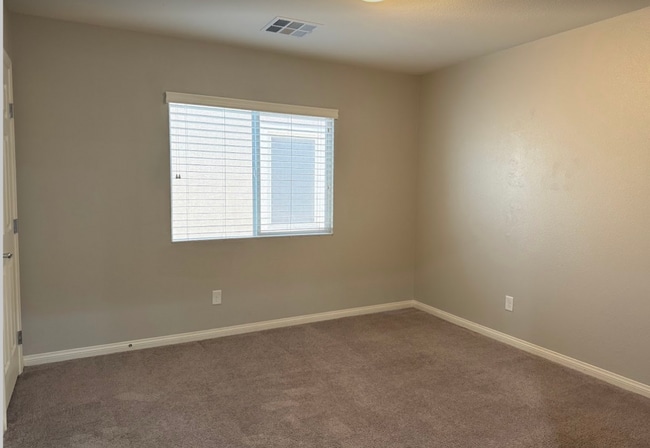 Building Photo - Large Stunning 5 Bedroom Home in the South...