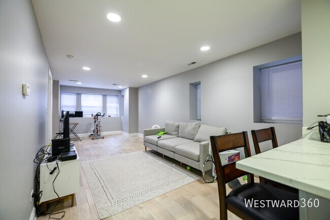 Building Photo - 1924 N Honore St