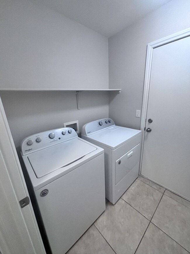 Building Photo - GREAT SINGLE STORY WITH 3 BEDS & 2 BATHS IN GATED COMMUNITY!