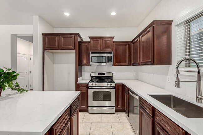 Building Photo - 390 W Wisteria Pl