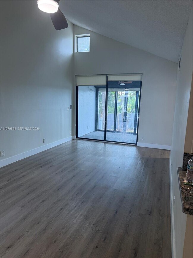 Building Photo - 215 Lake Pointe Dr