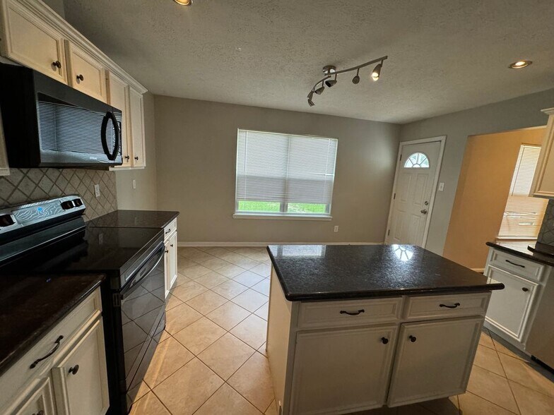 Building Photo - 16602 N Quadrant Ct