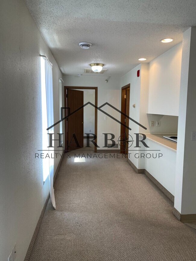 Building Photo - 146 S Broadway Ave