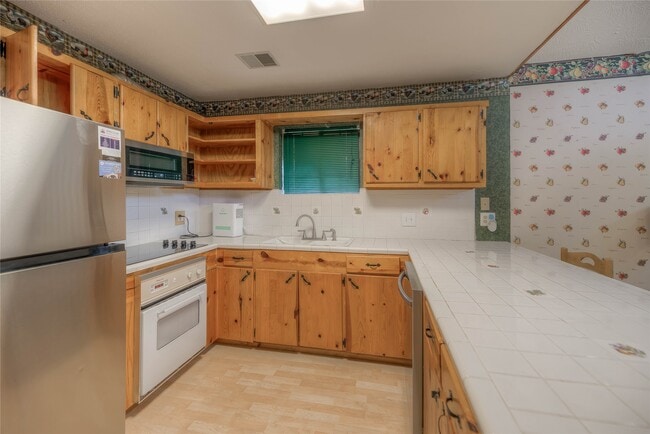 Building Photo - 144 Little John Dr