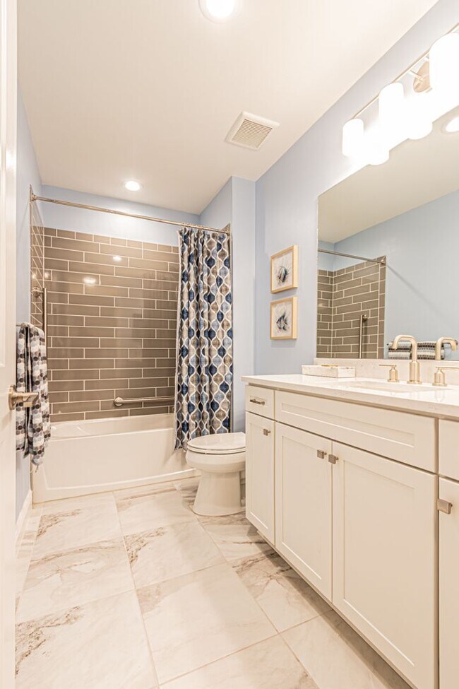 Building Photo - Luxury Naples 2-Bed Home Minutes to Downtown & Beaches | Resort-Style Amenities