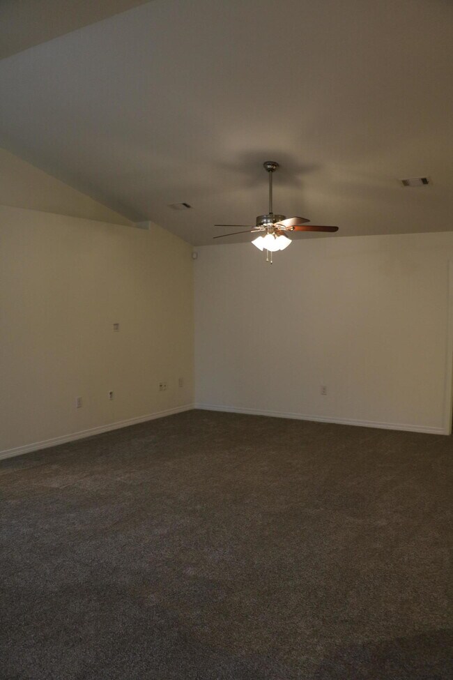 Building Photo - 8202 Pamplona St