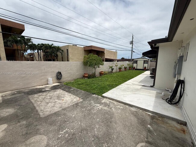 Building Photo - 875 W 72nd Pl