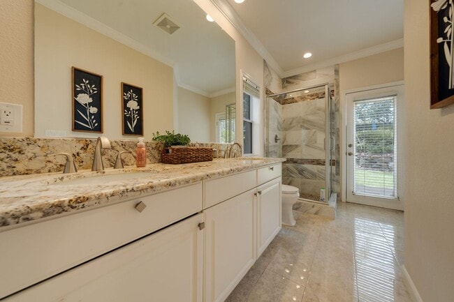Building Photo - Luxury 4BR Home with Pool & Outdoor Kitche...