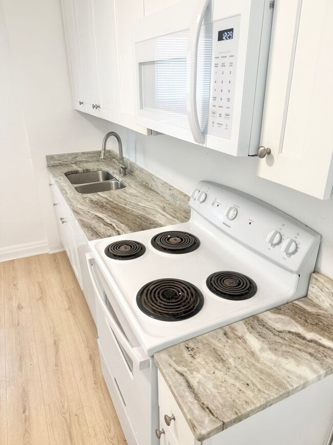 Building Photo - ***RENT READY~4 Bed RENOVATED 2 story house/w/ downstairs bedroom/Granite countertops