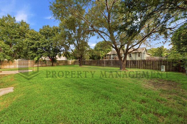 Building Photo - 2770 N Parkridge Ct