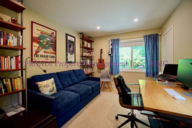 Building Photo - Spacious Greenbrae View Home with Privacy ...