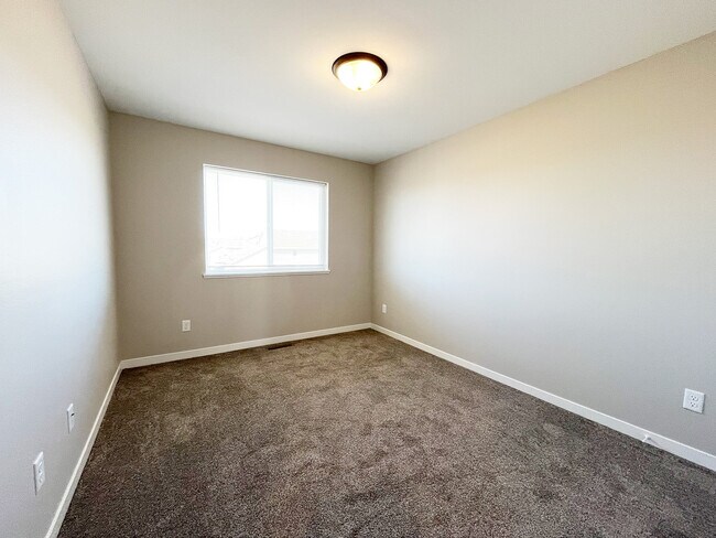 Building Photo - Timberwolf Townhomes