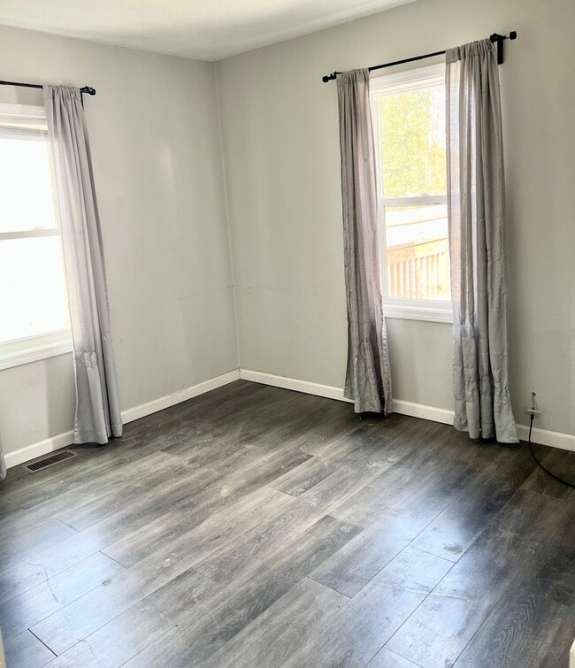 Building Photo - FREE SEPTEMBER RENT Your deposit moves you...