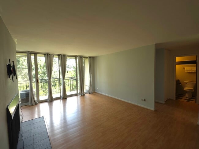 Building Photo - 5820 Oakwood Dr