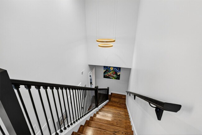 Building Photo - 215 N Sarah St