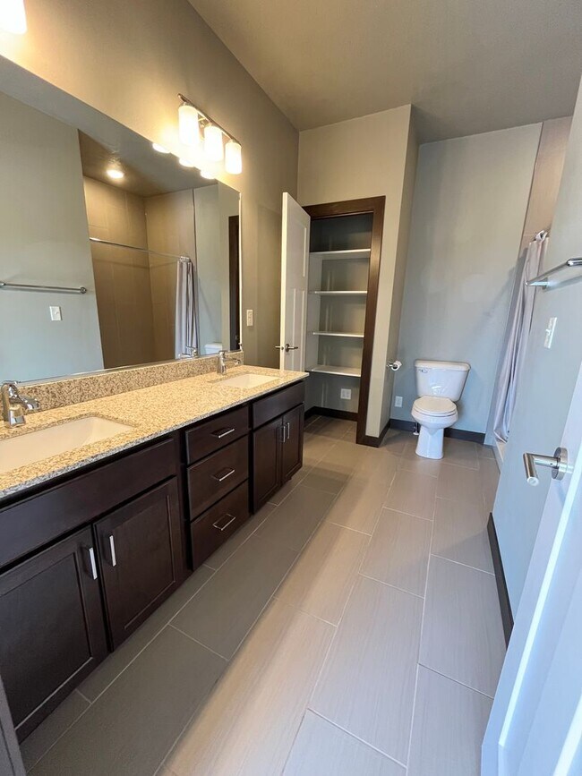 Building Photo - 3 Bed/2.5 Bath Townhome in Downtown Sioux Falls!!