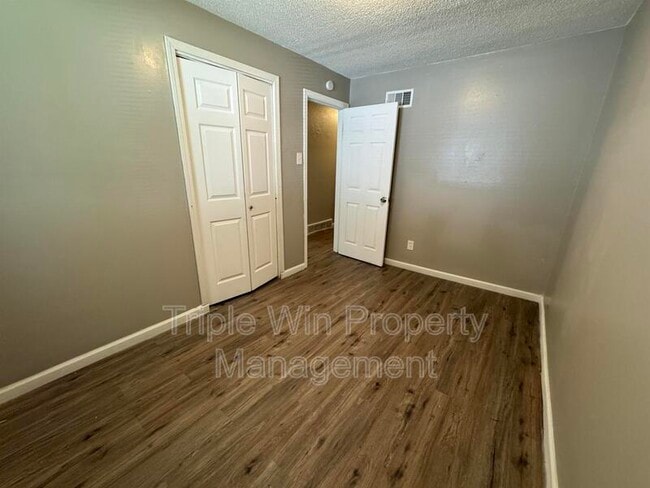 Building Photo - 9609 Winkler Dr