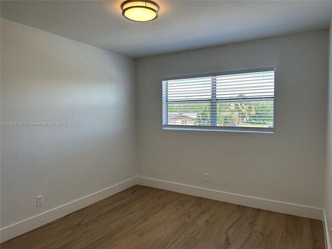 Building Photo - 5841 SW 36th Ct