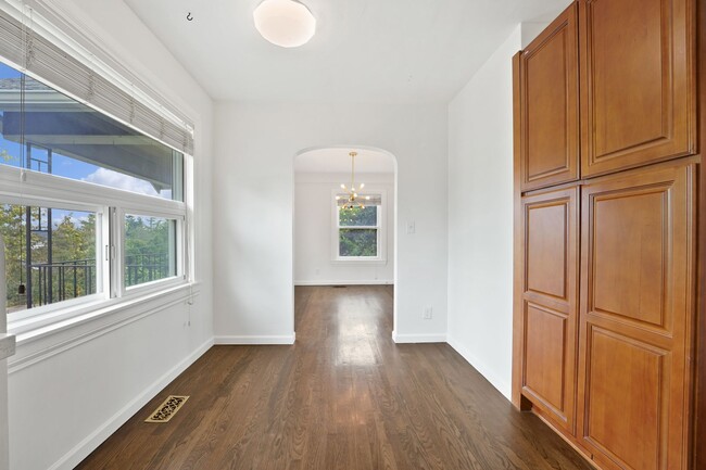 Building Photo - Starburst Craftsman