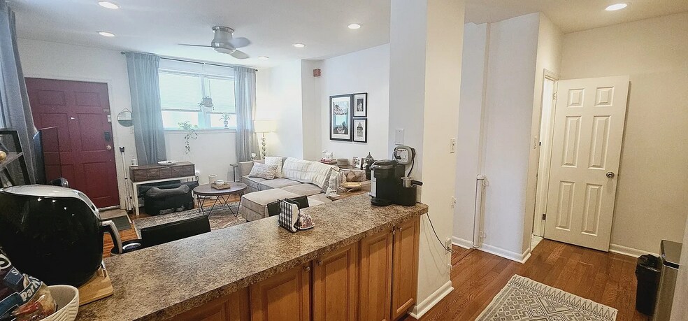 Building Photo - 421 S 17th St