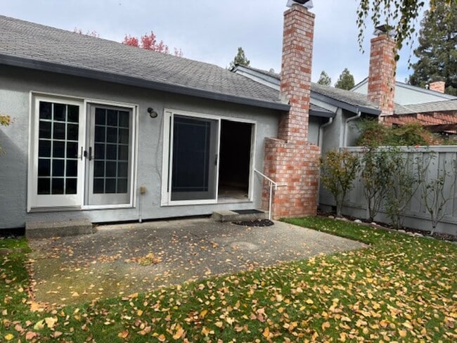 Building Photo - Beautiful 2 bedroom, 2 bath single level t...