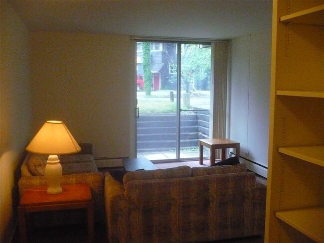Building Photo - 2 br, 1 bath Apartment - 1317 Wilmot St #1