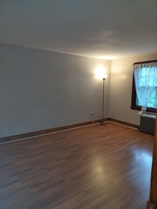 Room#1 - 126 Fanning St