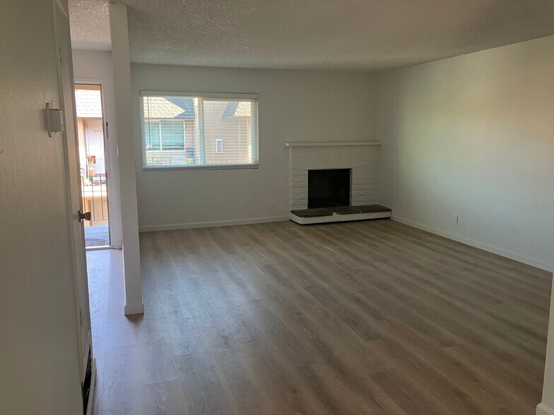 Building Photo - 2467 Colina Ct